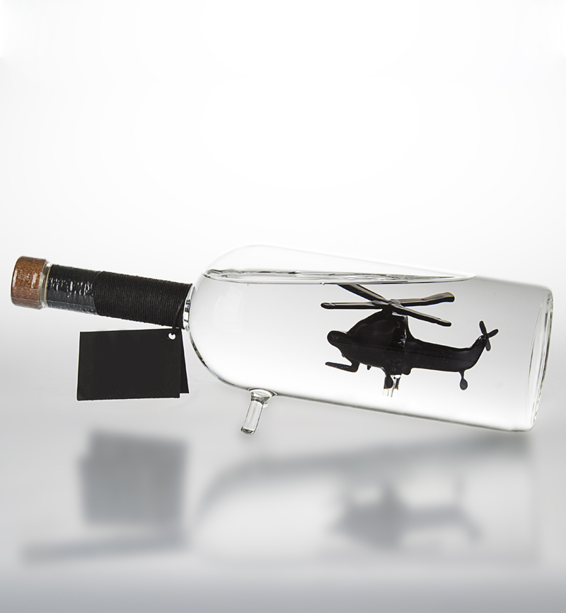 Вертолет МИ 28 черный внутри бутылки с "Царской"